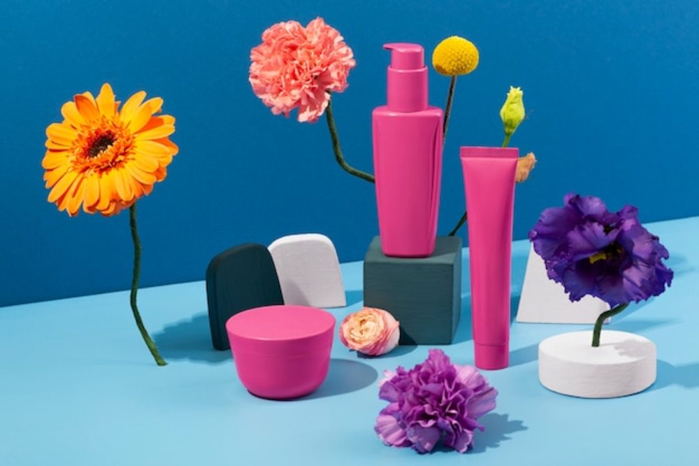 鮮花和化妝品容器布置