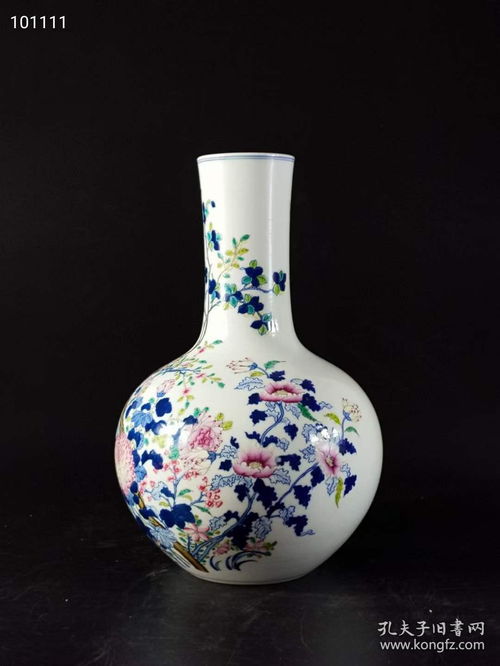 精品 大清雍正官窯 手繪青花粉彩花卉天球瓶 純手工制作 繪畫精細(xì)花瓣層層疊疊,層次分明,瓷質(zhì)如玉,底足自然磨損,器型周正美觀保存完好無(wú)損 尺寸如圖買家自鑒